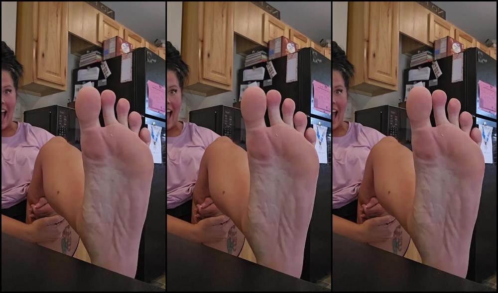 Sexysassquatch34 Nicknamed Goddessnat34 05 29 2025 Onlyfans Video Rising Big Feets Using The Edge Of The Table To Slowly Reveal My Entire Foot A