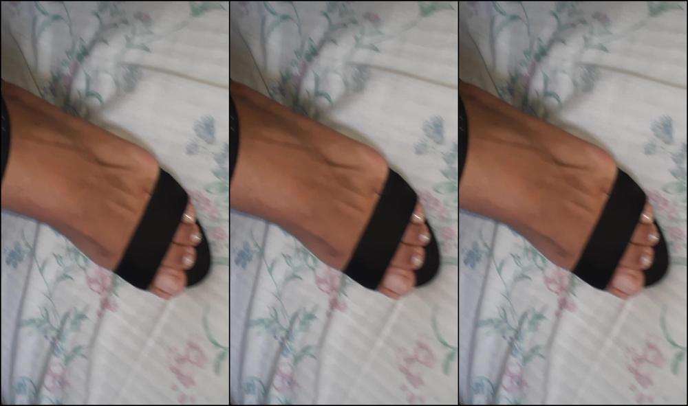 "Lola bbunny" 18and19yrsold, abs, clean, crossedlegsfetish, legs surprise under my white sexy dress Manyvids