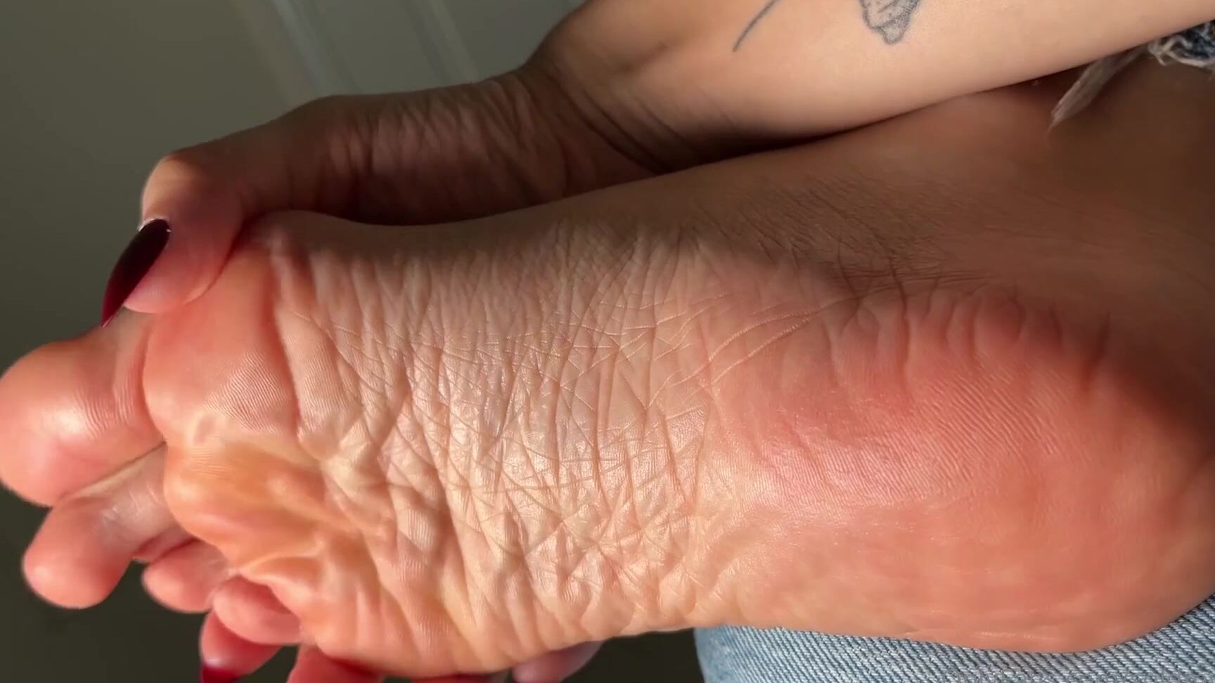 Goddess Liv Nicknamed Soldmysole 10 12 2025 Onlyfans Video I Bet You Cant Look Away From Every Perfect Wrinkle