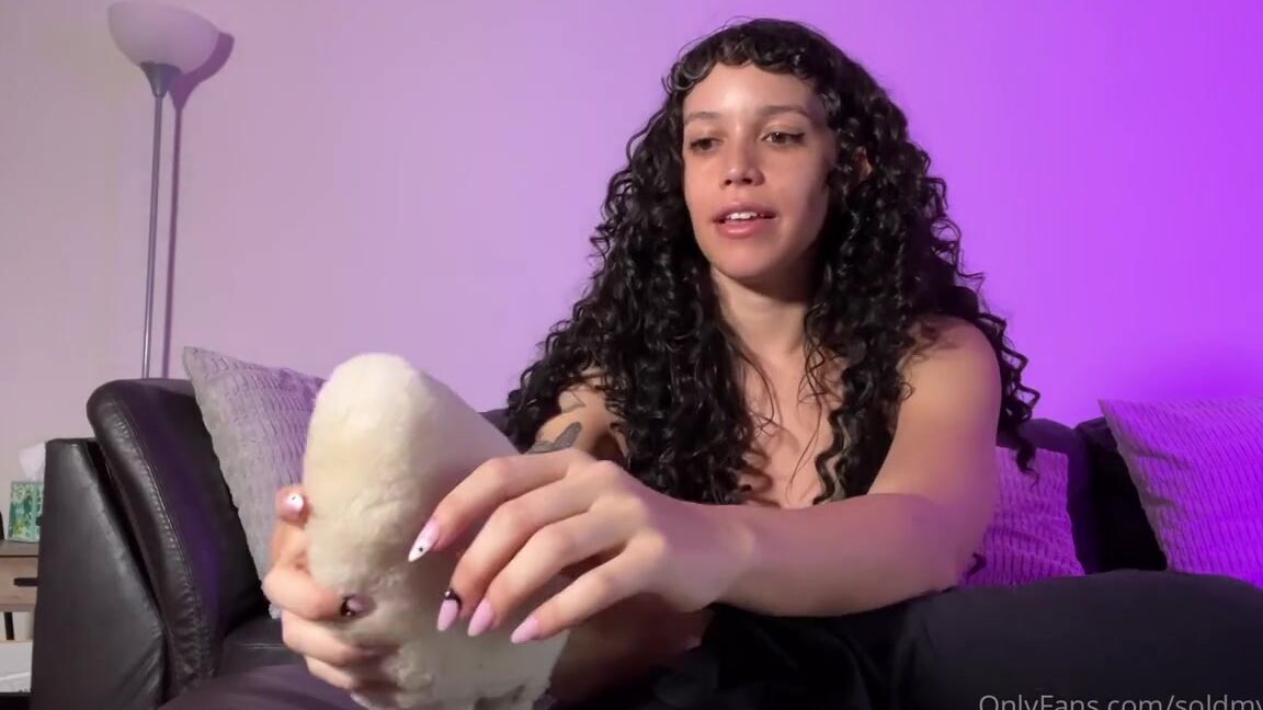 Goddess Liv Nicknamed Soldmysole 04 13 2025 Onlyfans Video New Shoe Review Watch Me Smell And Review These House Slippers That Ive Been Wearing