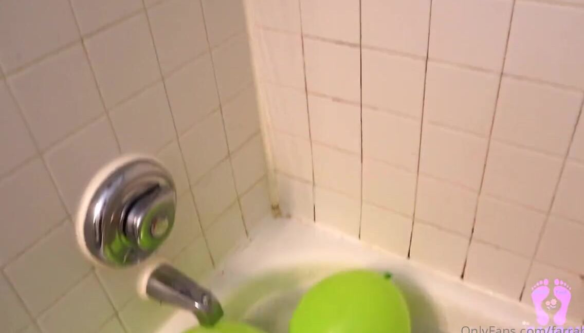 Farrah Feet Nicknamed Farrahfeet 03 16 2023 Onlyfans Video Rub A Dub Dub Farrah In The Tub
