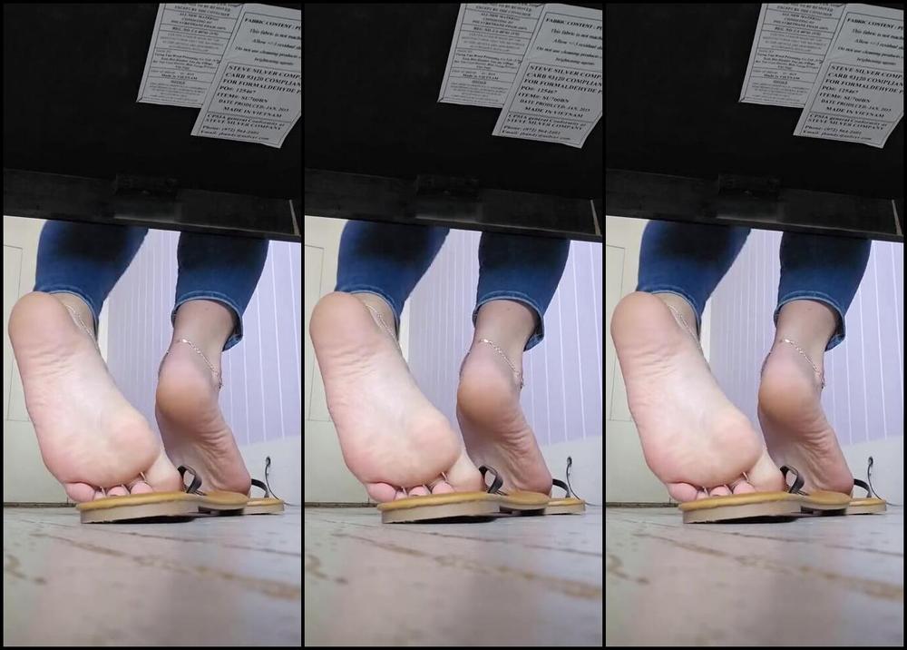 Gamertoeskz Nicknamed Gamertoeskz 03 02 2025 Onlyfans Video So You Decide To Sit Behind Me In Class Again So You Can Stare At These