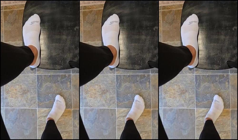 Sexysassquatch34 Nicknamed Goddessnat34 05 15 2025 Onlyfans Video Socks Bare Feet Self Massage Forearm Comparison All Lot Of Different Things In This Clip