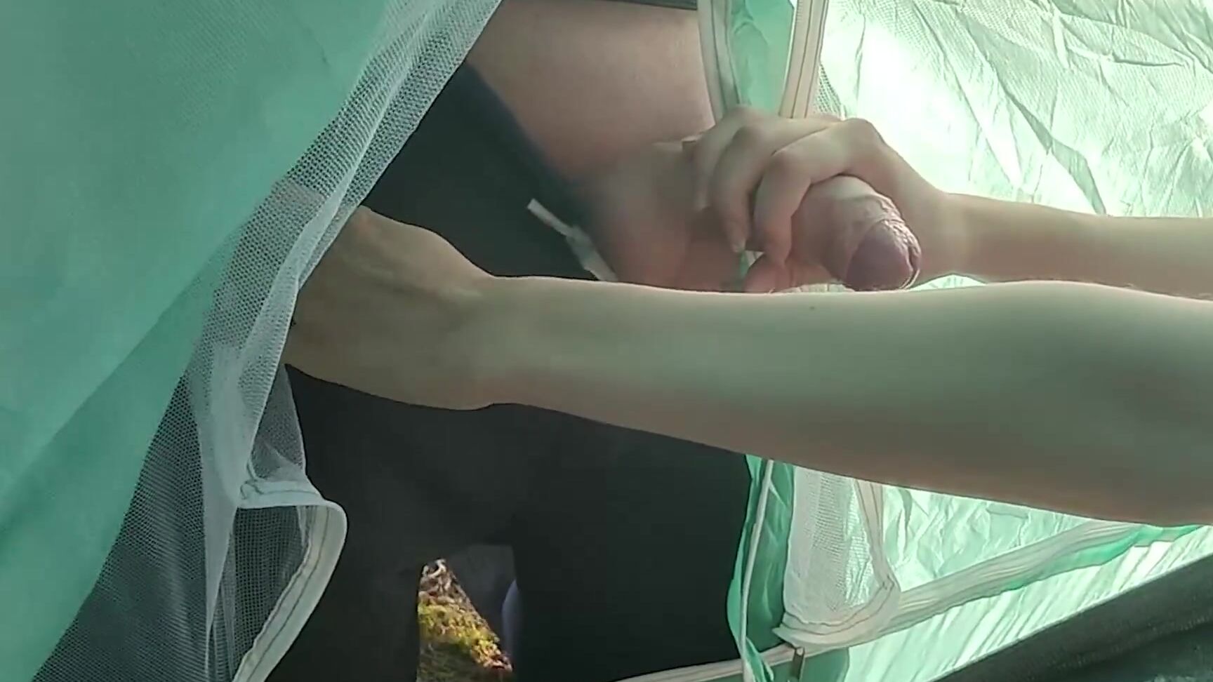 Он Засунул Член В Палатку К Незнакомке Дрочила Его Член Пока Не Залила Все Вокруг Спермой Pornhub Com