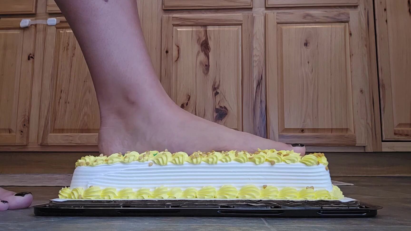 Sexysassquatch34 Nicknamed Goddessnat34 08 11 2025 Onlyfans Video Big Foot Cake Smash