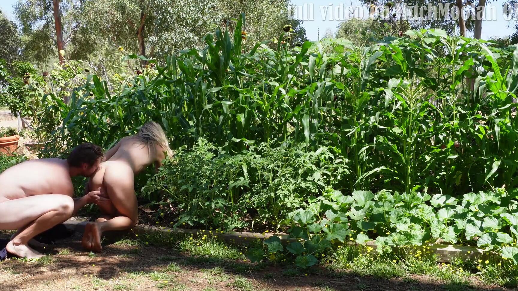 Sexy Blonde Получает Уход За Лицом В Саду 4К Кончил