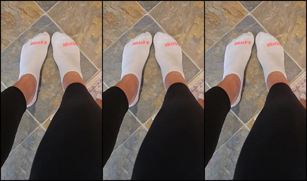 Sexysassquatch34 Nicknamed Goddessnat34 04 08 2025 Onlyfans Video Sock Removal Revealing Toe Rings