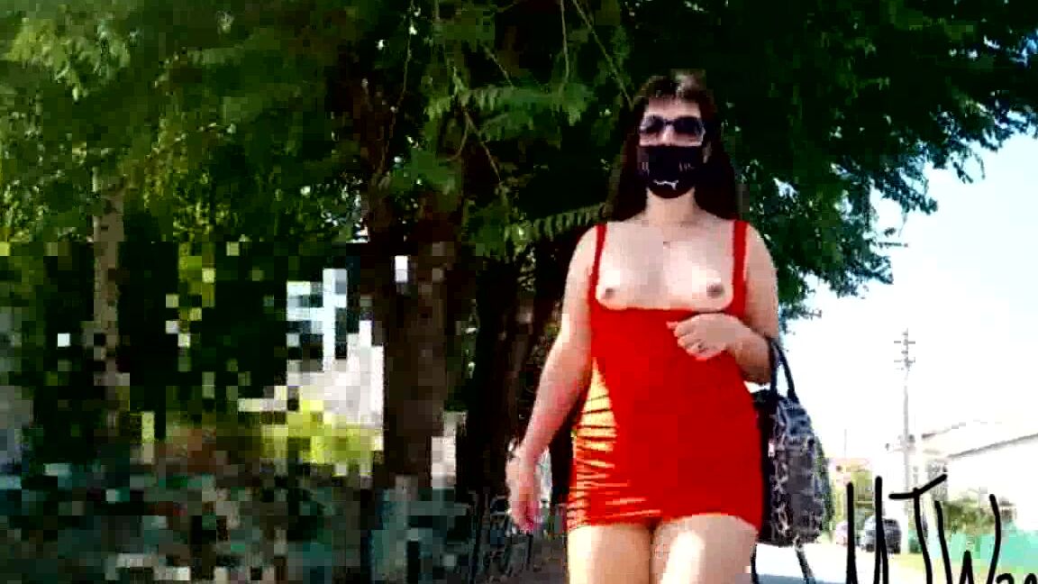 Сверкаю Сиськами И Писькой Посреди Улицы