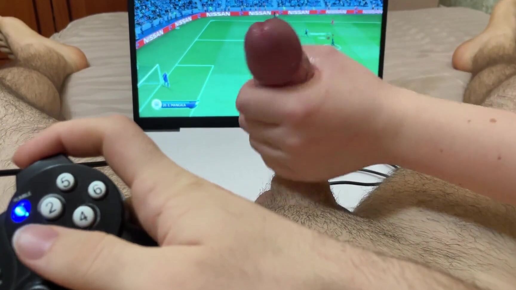 Он Пытается Играть В Fifa Пока Она Играет С Его Членом Ман Сити Ливерпуль Pornhub Com