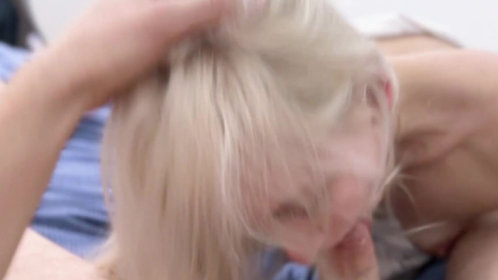 Lotoss Bloom Долгий Минет Для Сводного Брата Который Застал Врасплох Свою Возбужденную Сестру