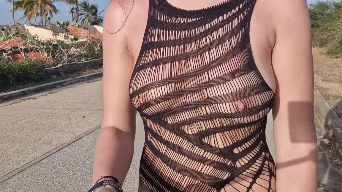 Я Показываю Свои Сиськи И Киску Во Время Прогулки На Публике В Прозрачном Платье