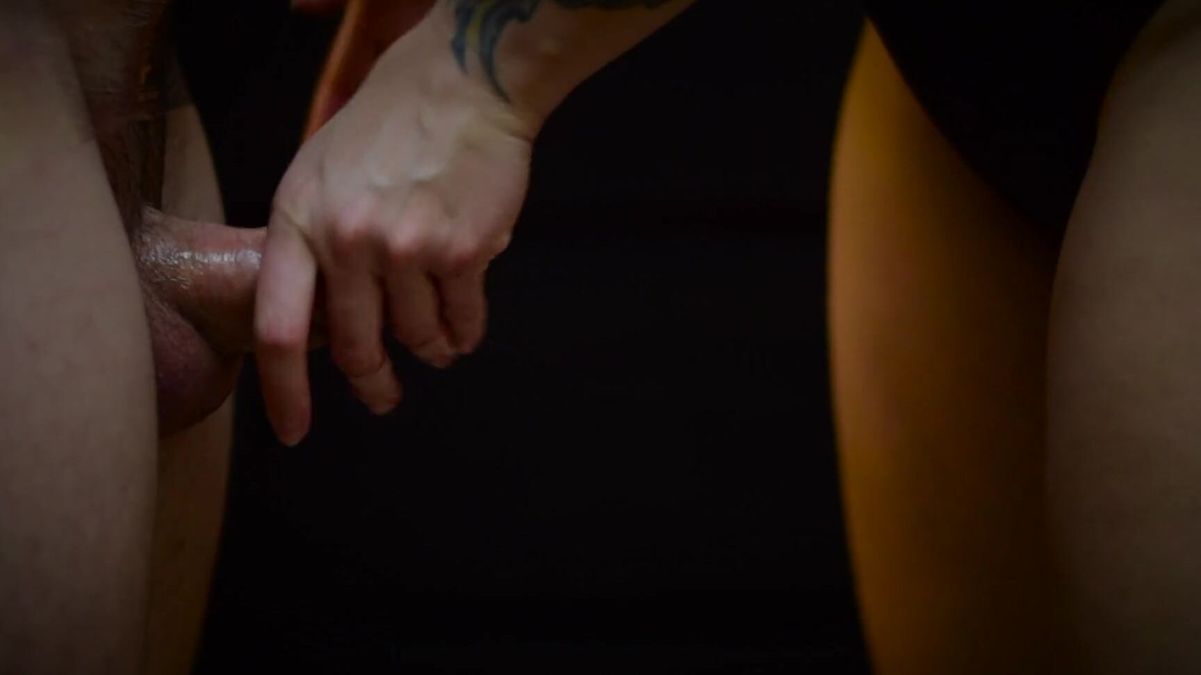 Мастурбирует Во Время Сарана Обернутого Шлепками Члена И Окончанием Камшота Pornhub Com