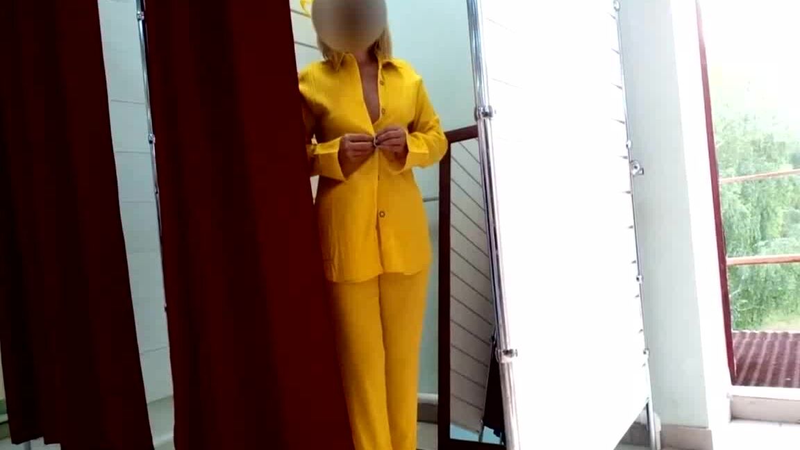 Public Flashing In Store 1