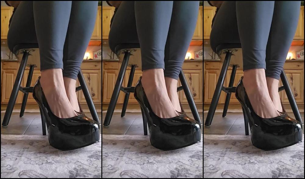 Sexysassquatch34 Nicknamed Goddessnat34 12 12 2025 Onlyfans Video Under The Table Worship Dangling Light Domme Anyone