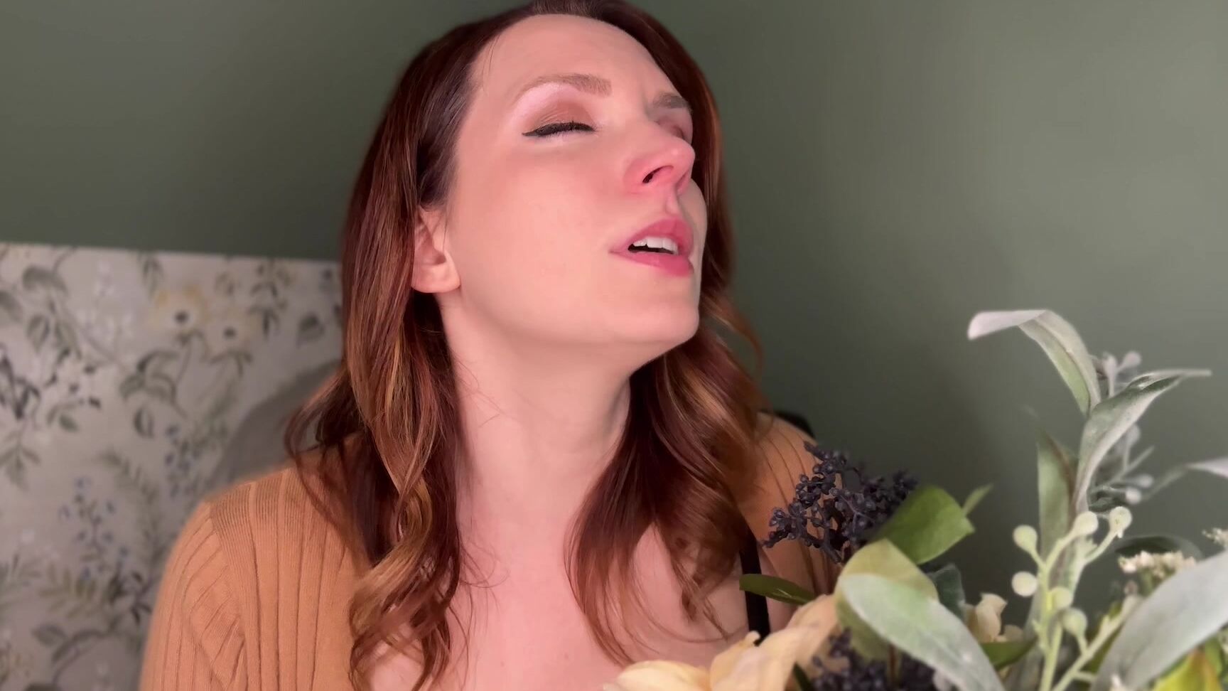 "SneezeGoddess" dusting, facefetish, mucophilia, noseblowing, nosefetish, redhead, sfw, sneeze, sneezegoddess, sneezing, tissues Three Allergens That Cause Wet Sneezes Manyvids