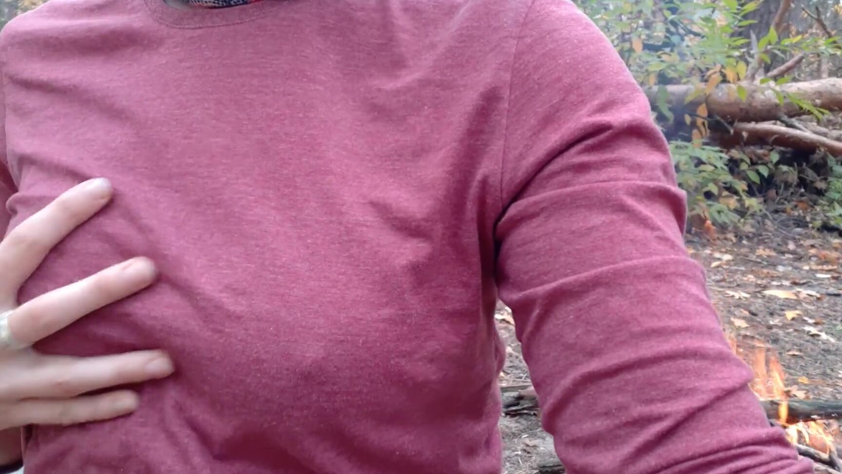 Девушка В Парке У Костра Раздевается И Играет С Сосками