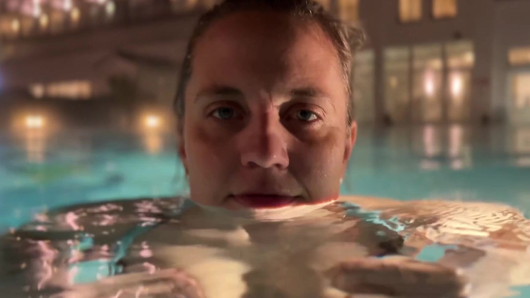 Рискованная Публичная Дрочка В Бассейне Я Показываю Марку Свою Киску Pornhub Com