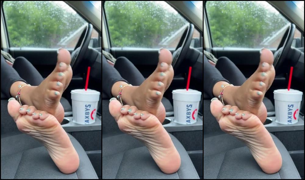 Effthemtoes Nicknamed Effthemtoes 05 12 2025 Onlyfans Video The Rain And Sweaty Tennis Shoes Made A Steamy Combo