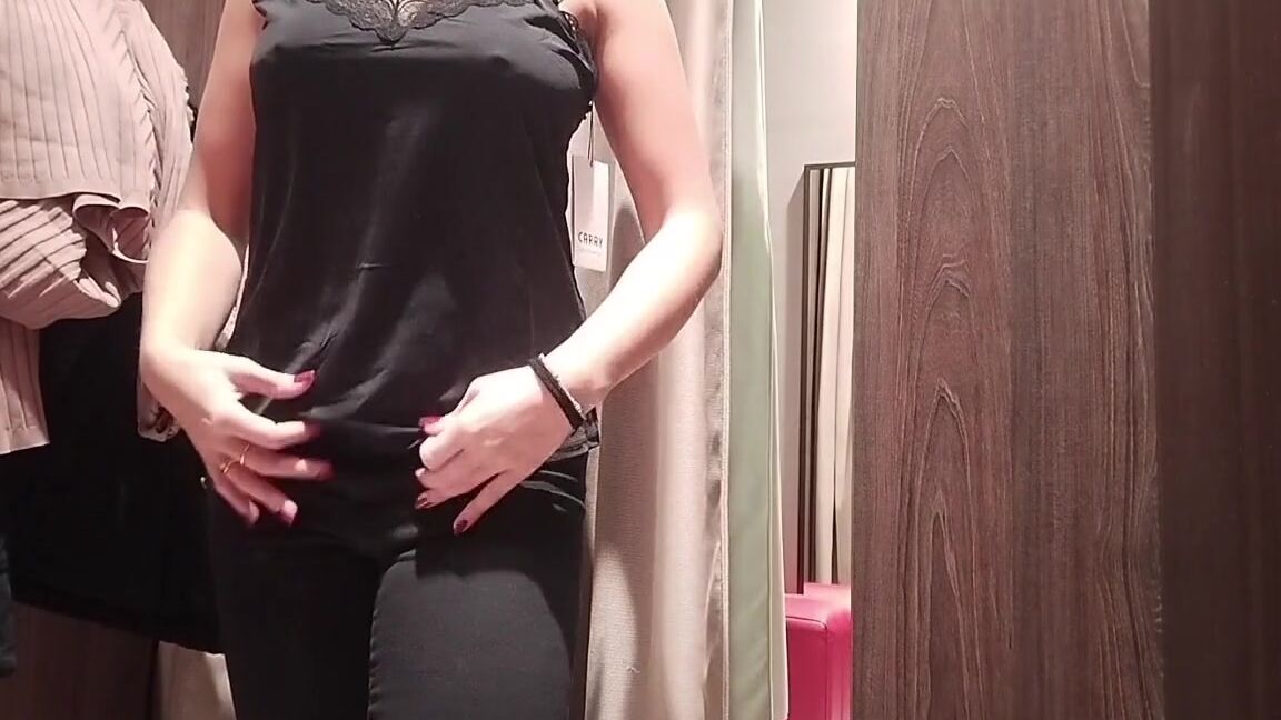 Показываю Сиськи Через Открытую Штору В Примерочной Удивляя Незнакомца