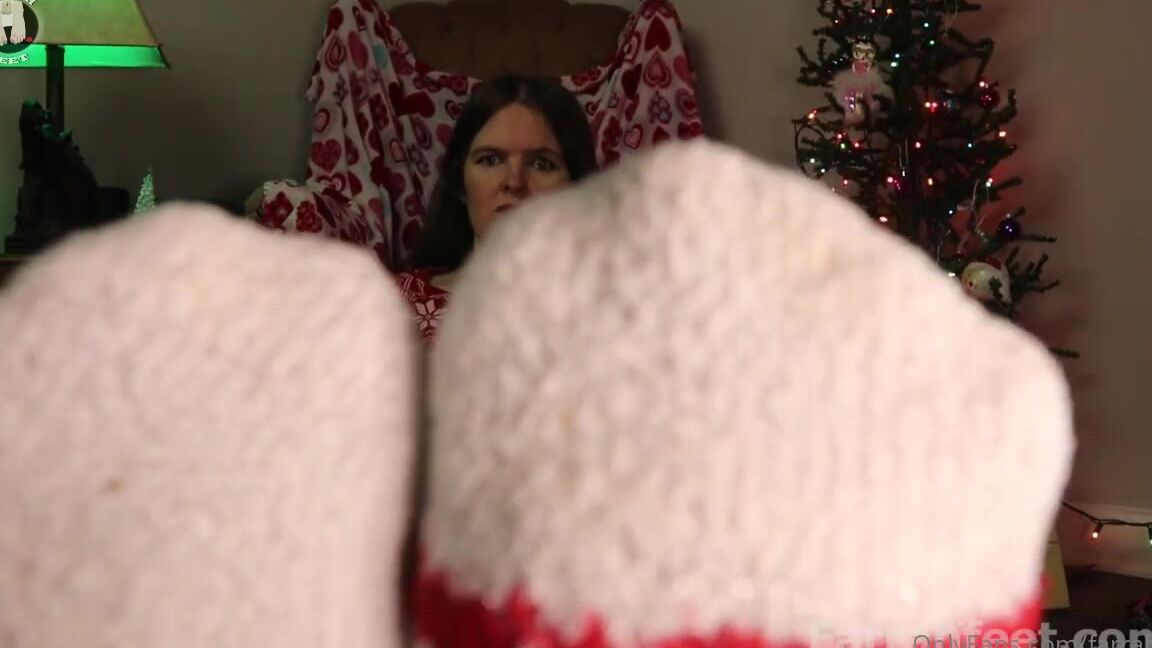 Farrah Feet Nicknamed Farrahfeet 12 24 2023 Onlyfans Video Farrah Is In The Holiday Spirit As She Is Wearing A Snowman Sweater Red Shorts And Wc05