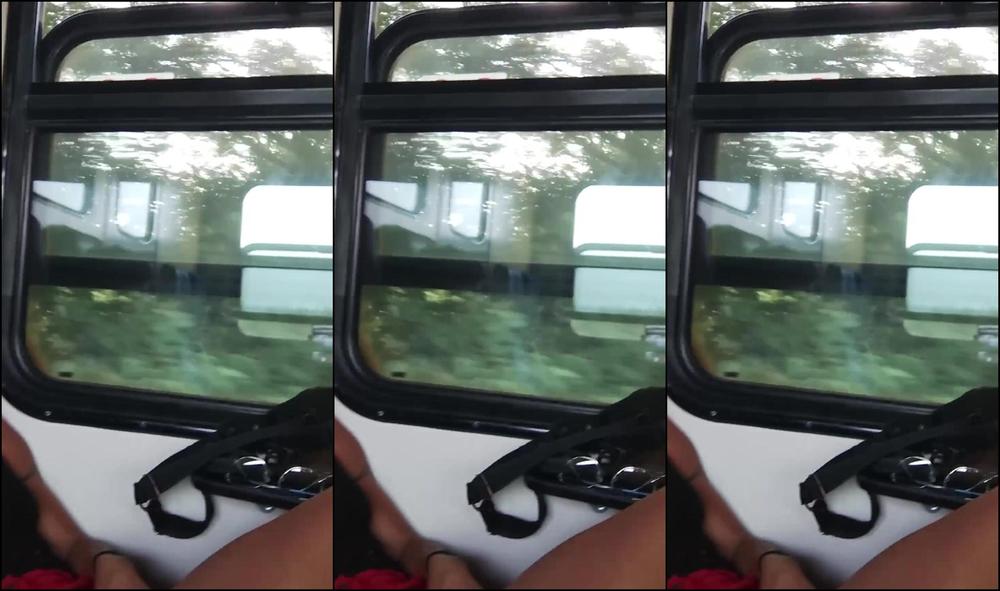 Мой Друг Мастурбирует Мне А Я Сосу Его Член Путешествуя В Поезде С Людьми