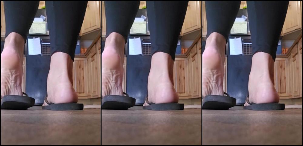 Sexysassquatch34 Nicknamed Goddessnat34 06 24 2025 Onlyfans Video Just A Sasquatch Walking Posing Teasing Slapping Tip Toeing In Her Flip Flops