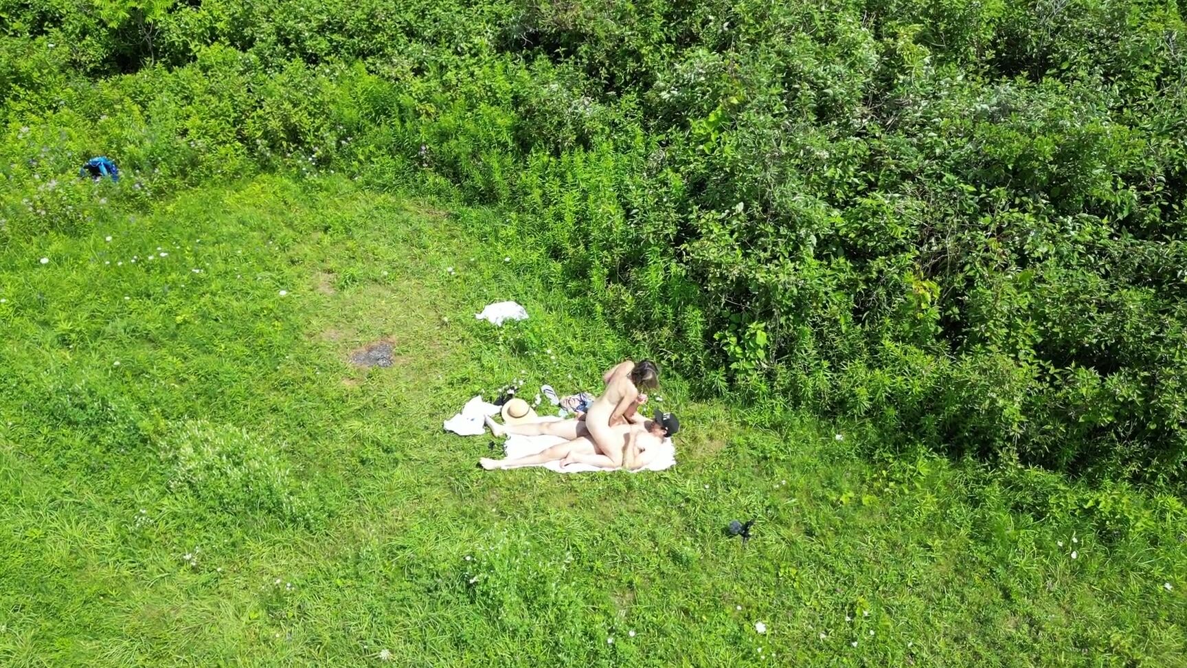 Муж Использовал Дрон Чтобы Поймать Жену Трахающуюся С Его Другом