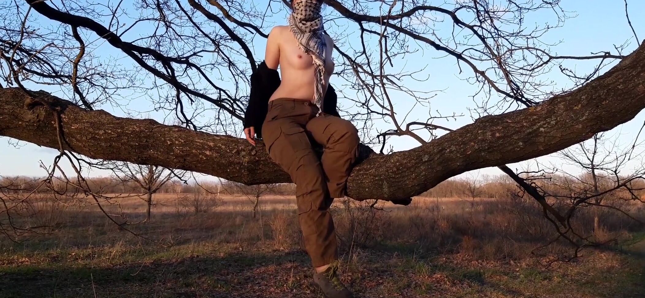 Девушка Раздевается На Природе