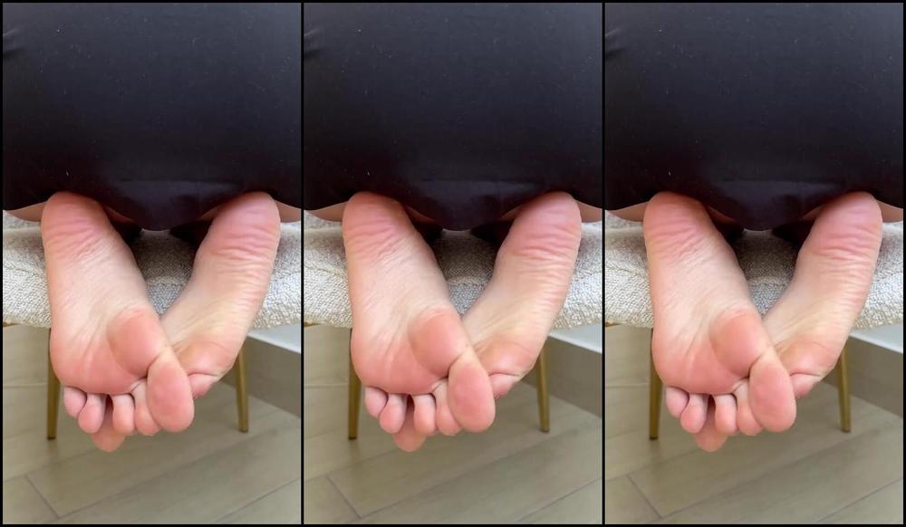 Goddess Evelyn Nicknamed Its Evee2 10 07 2025 Onlyfans Video Was Out Running Errands And I Got So Many Men Looking At My Feet So I