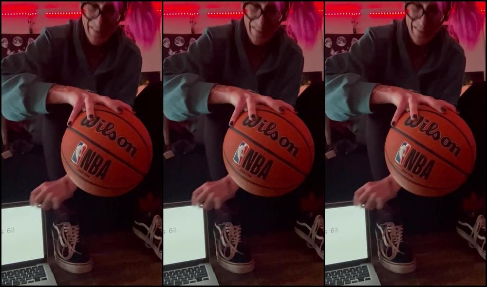 Peppermint Giantess Nicknamed Peppermintgiantess 08 14 2025 Onlyfans Video Palming A Basketball