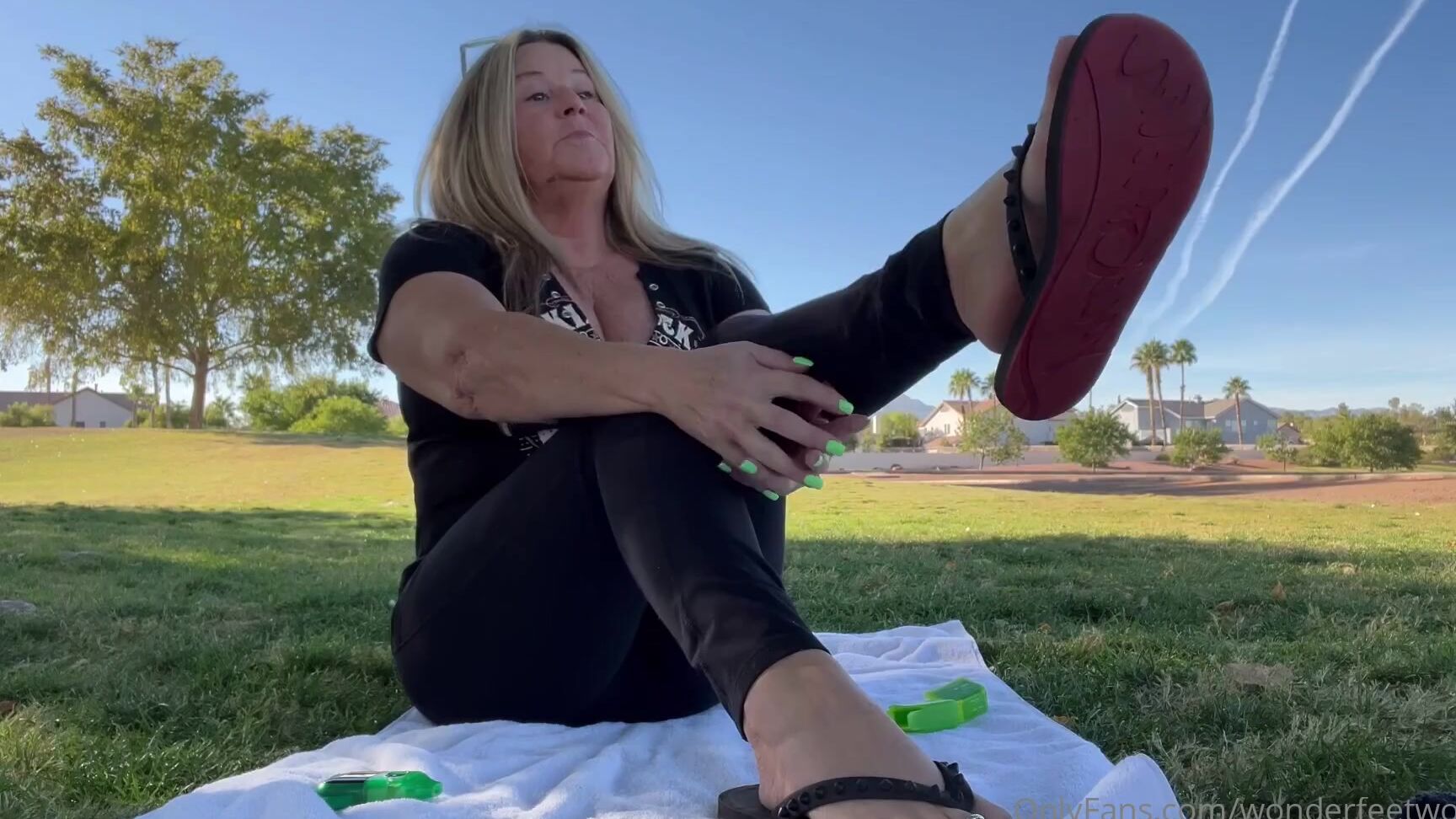 Wonderfeetwoman Nicknamed Wonderfeetwoman 11 14 2025 Onlyfans Video Foot Tease In The Park