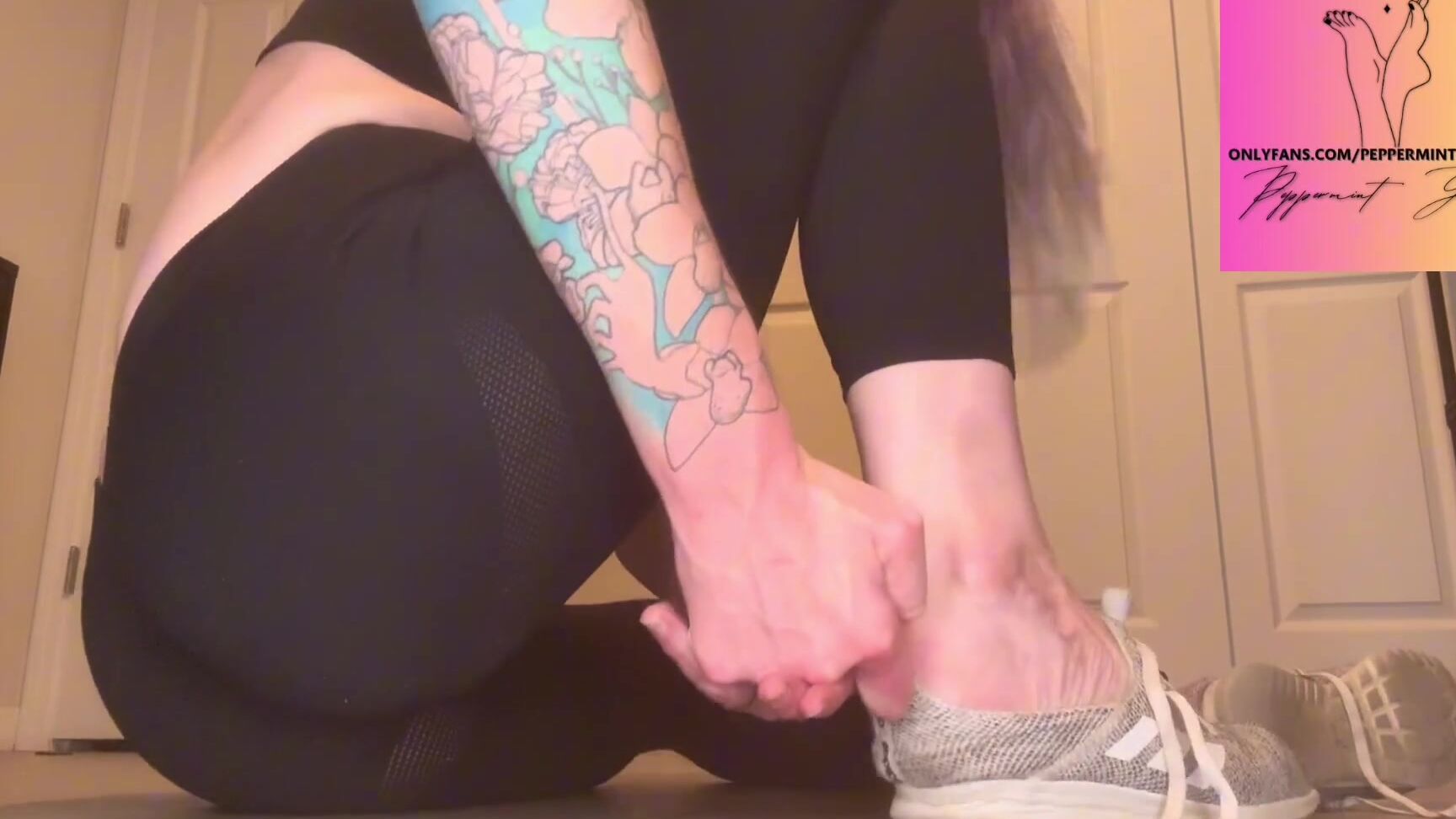 Peppermint Giantess Nicknamed Peppermintgiantess 11 13 2025 Onlyfans Video Destroyed These Shoes To Fit Better Lol