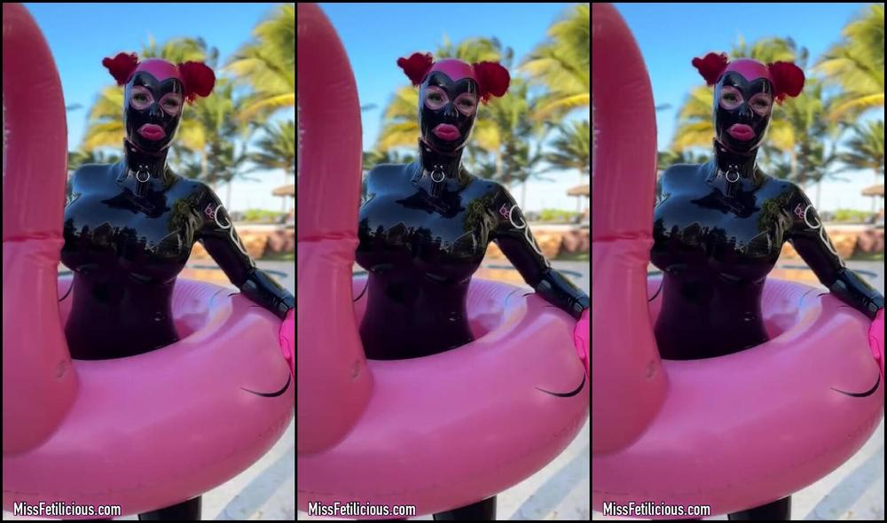 Miss Fetilicious in her gorgeous black gloss, I tease you with my sultry ways