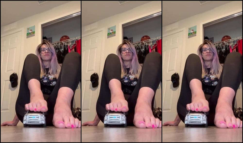 Peppermint Giantess Nicknamed Peppermintgiantess 10 02 2025 Onlyfans Video This Truck And Whoever Is Inside Has No Idea Whats About To Come