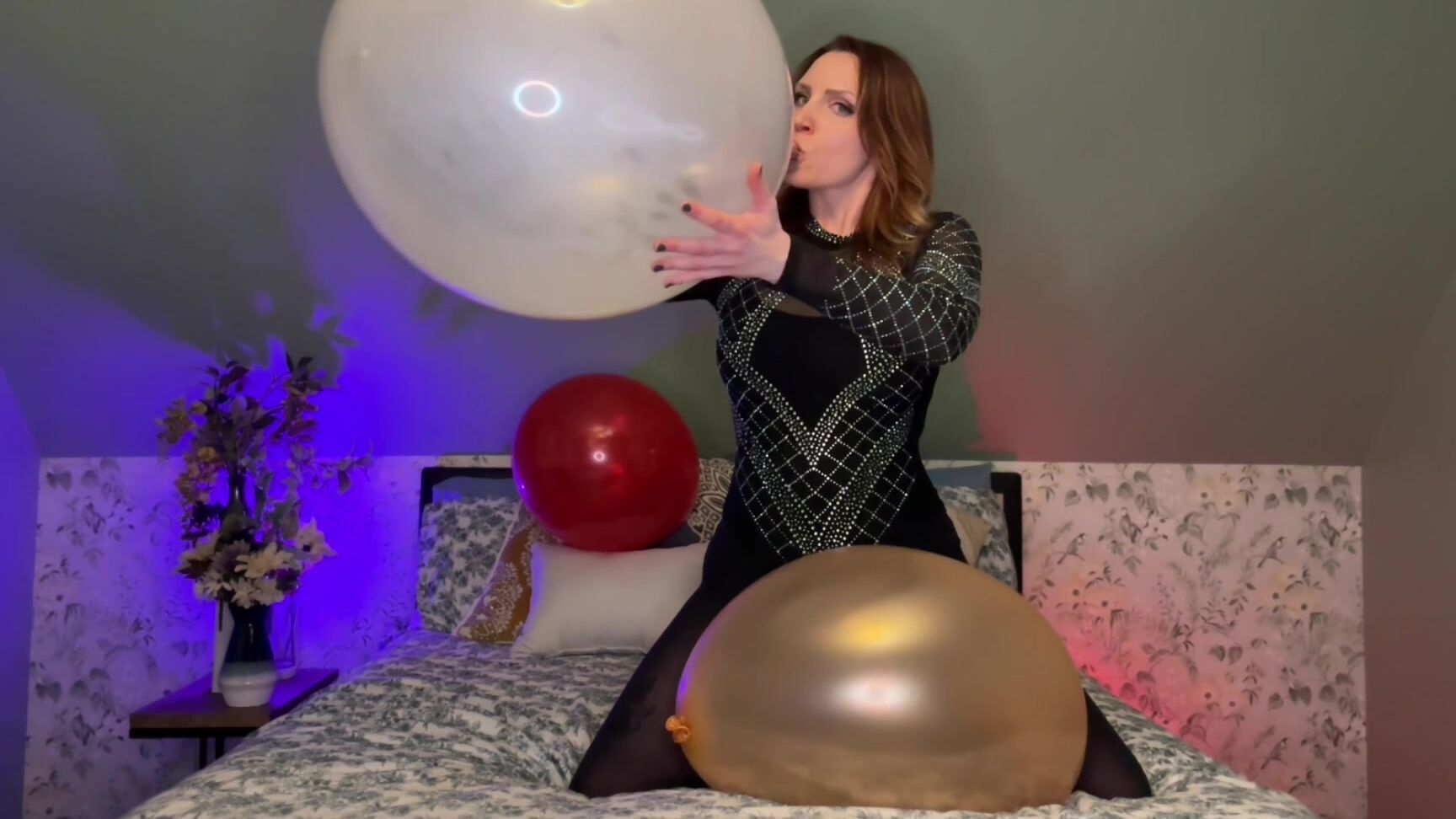 SneezeGoddess sits to Pop and Bounces with Her Heels on Manyvids