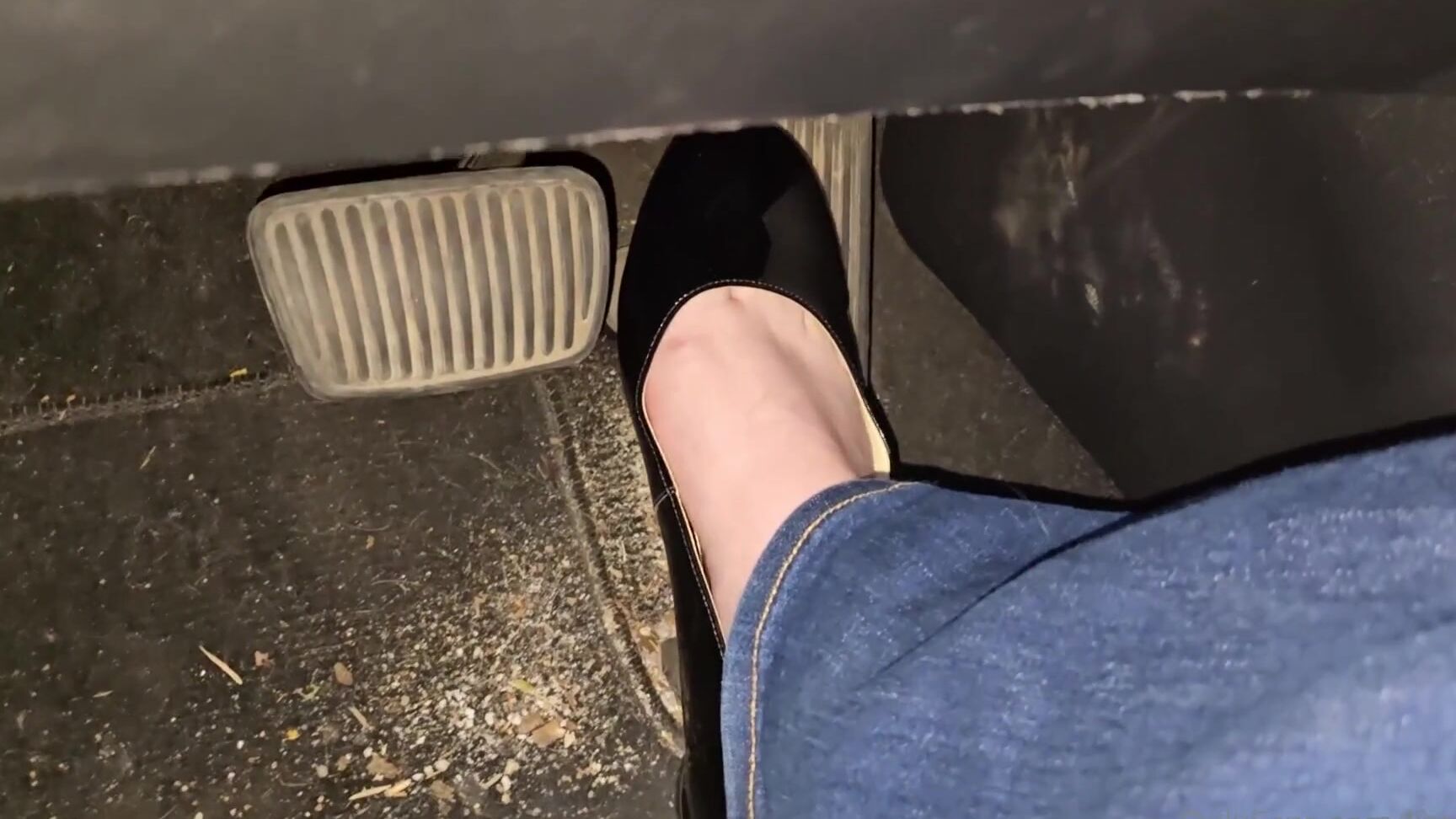Lisa Asmr's shiny flats and driving are the perfect tools for ASMR! Onlyfans Video
