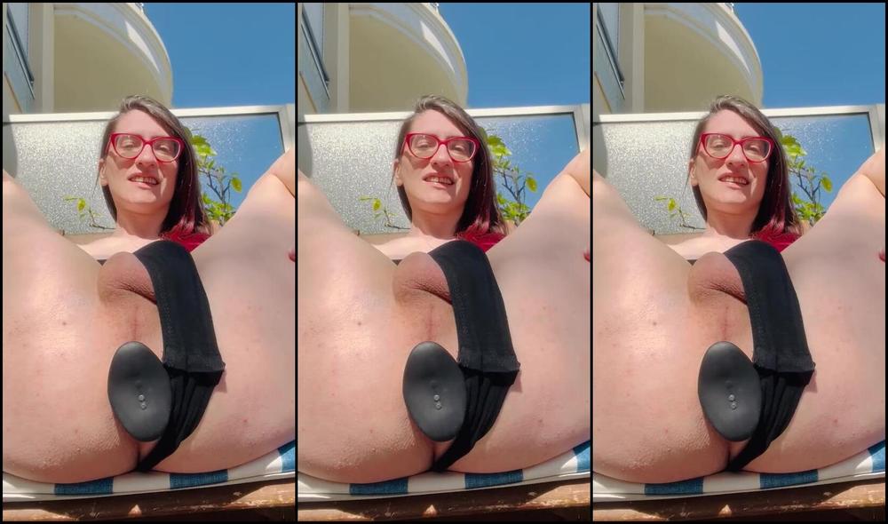 Lorenaprile 04:01 - Femdom mistress enjoys plugging her ass with her feet