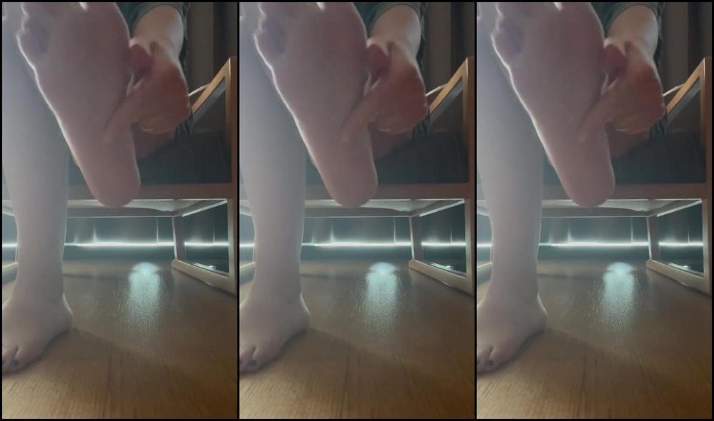 Onlyfans dominates with feet & femdom in this 2025 Onlyfans video