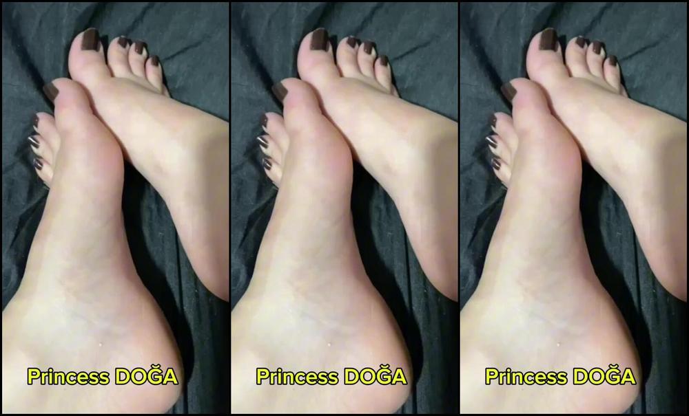 Onlyfans Video: Aalksen, the femdom princess, dominates her feet and onlyfans with her mistress's help!