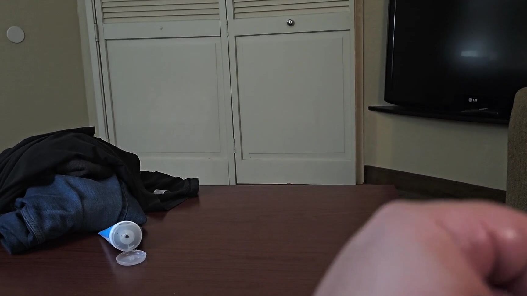 HotwifeJessicalynn makes her man squirt with her amazing feet skills