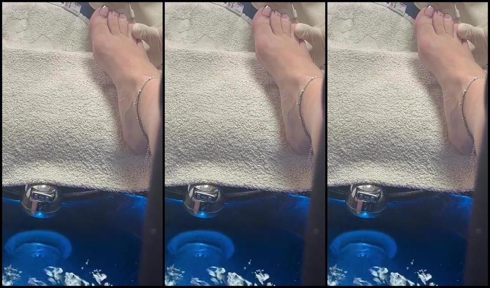 Bellayourgod's Onlyfans femdom fetish video: Ohlz N's feet fetish with onlyfans