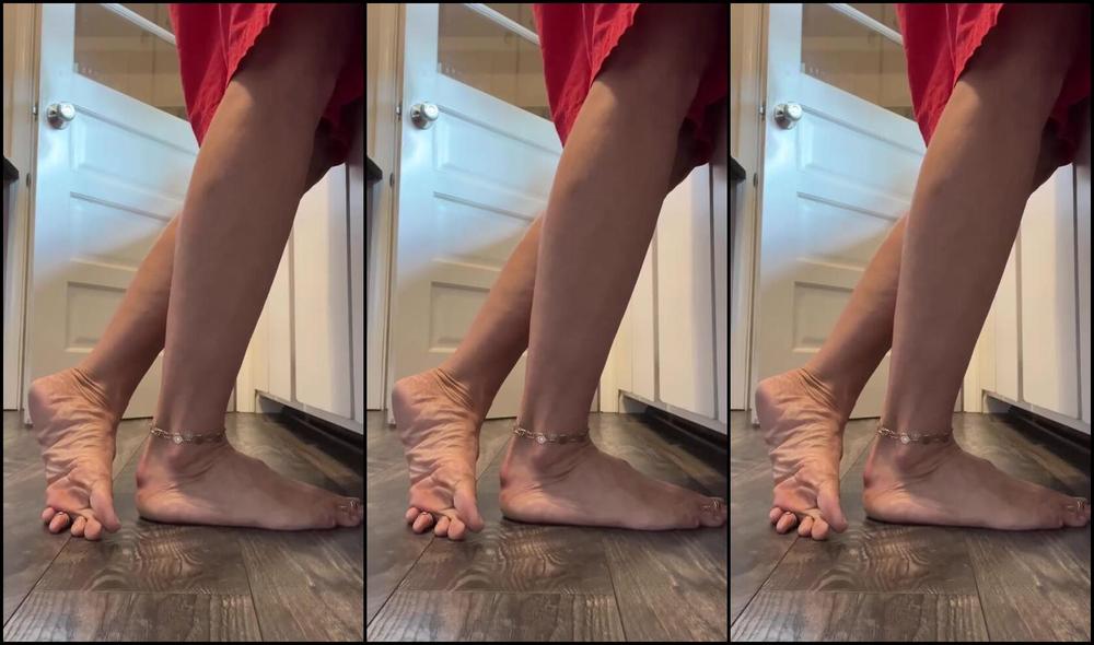 Watch Funkfyfeetgurl5150, the onlyfan, do the damn dishes like a true pro