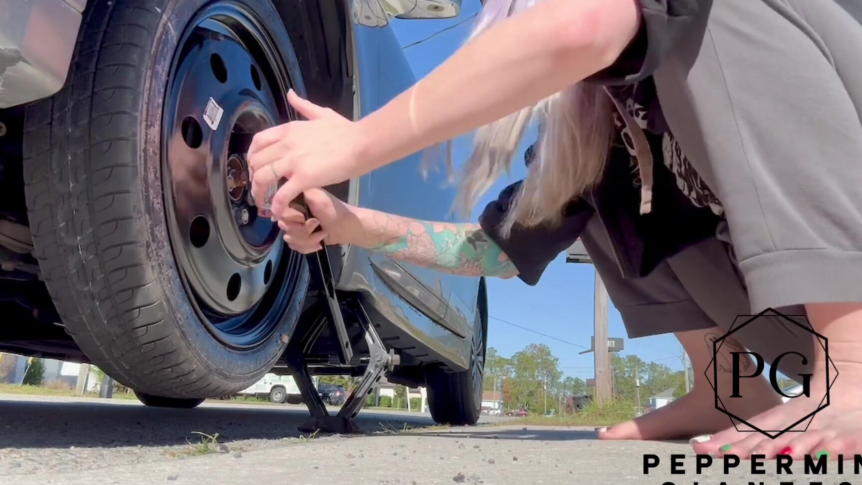 Peppermint Giantess Nicknamed Peppermintgiantess 12 20 2025 Onlyfans Video I Changed My Tire How Did I Do