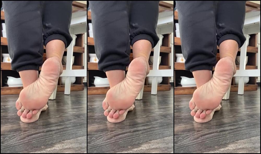 Onlyfans' Nicknamed Funkfyfeetgurl5150 gets down and dirty with bare feet on kitchen floor