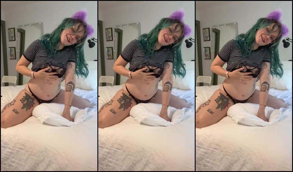 Heidiv Nicknamed Heidiv 01 09 2025 Onlyfans Video I Should Be Sleeping But I M Just Too Horny Teasevideo Pillow Grinding