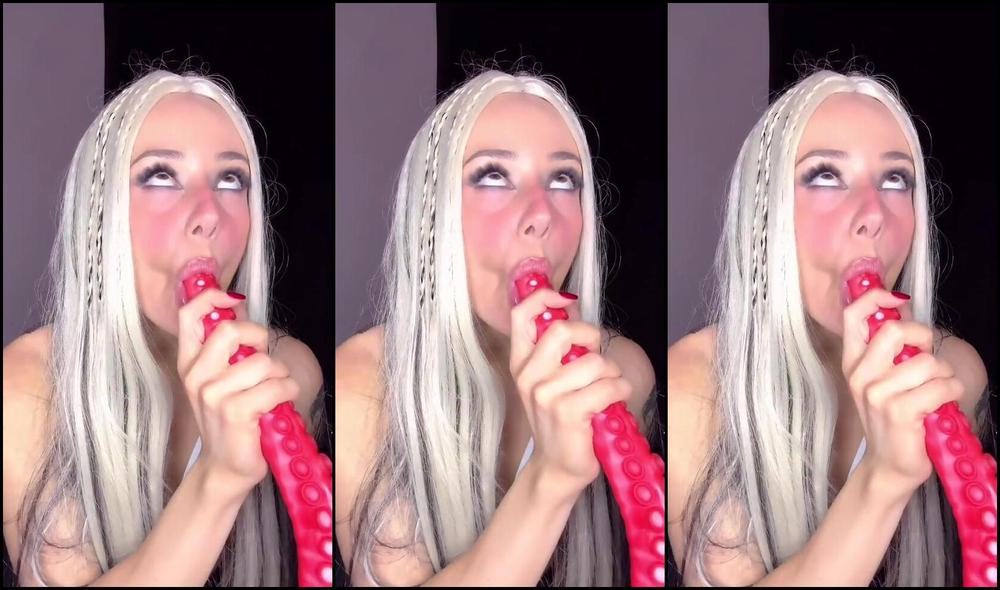 Watch Onlyfans' video of Christina Aguilera getting her tight pussy drilled by a massive tentacle & dildo