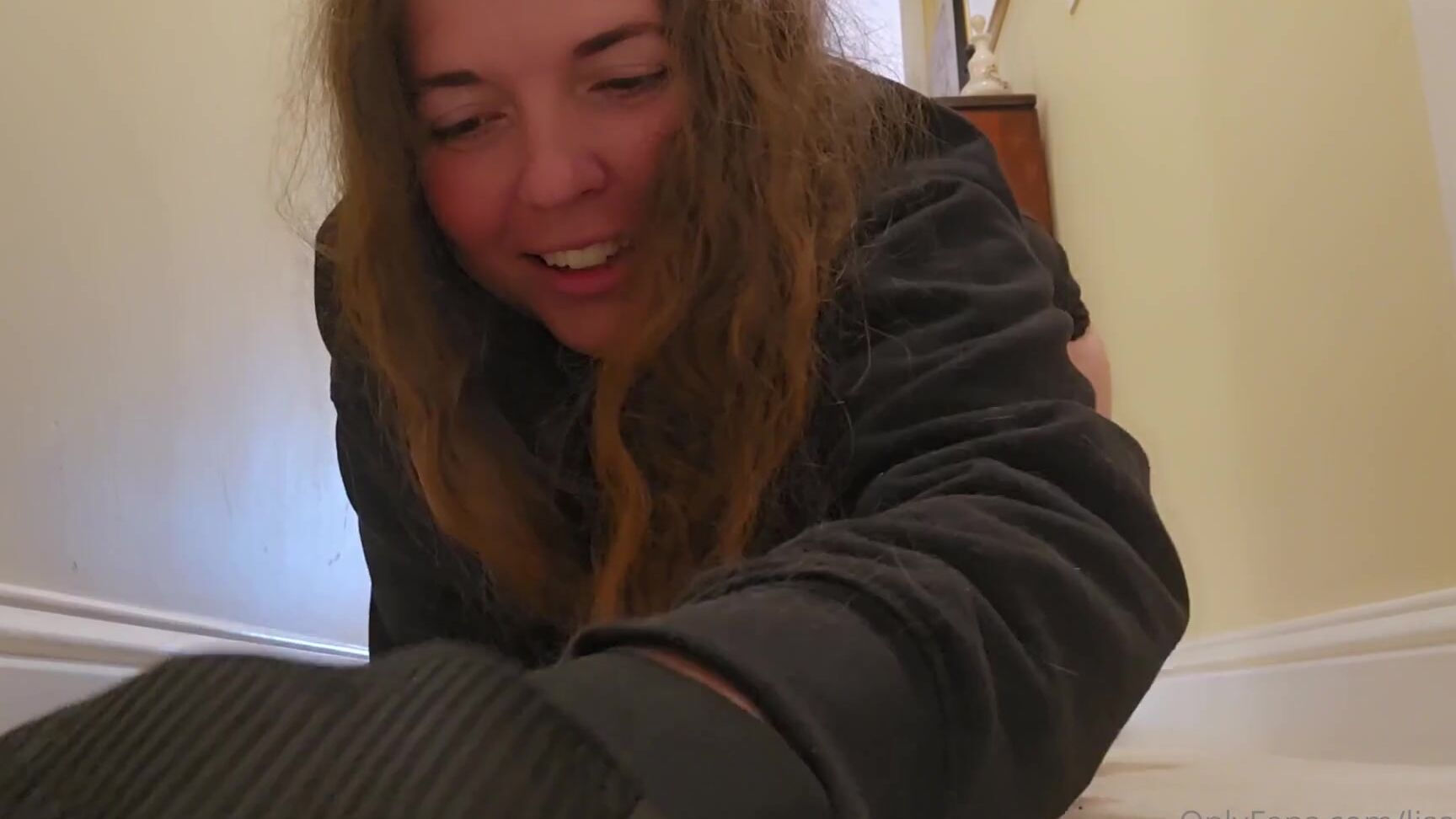 Lisa Asmr is a Hardcore Tapping Addict who loves to Clean and Repair with Intense Rugs